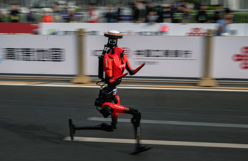 Honor Robotics D1 humanoid finishes Beijing E-Town half marathon